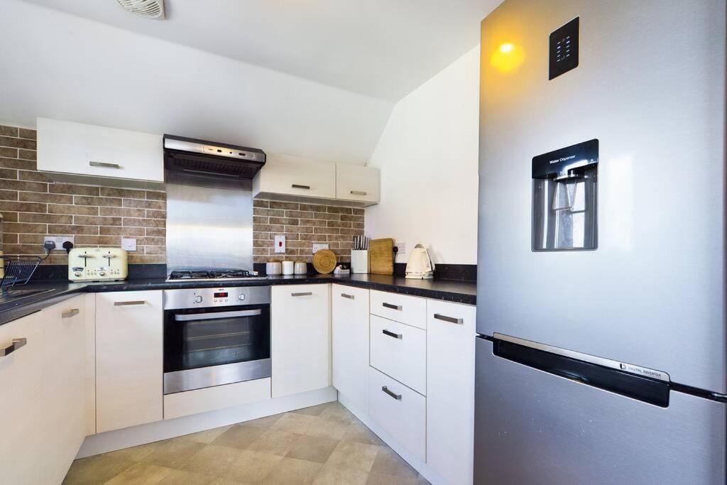 Chic City Centre Apartment With Allocated Parking Swansea Buitenkant foto