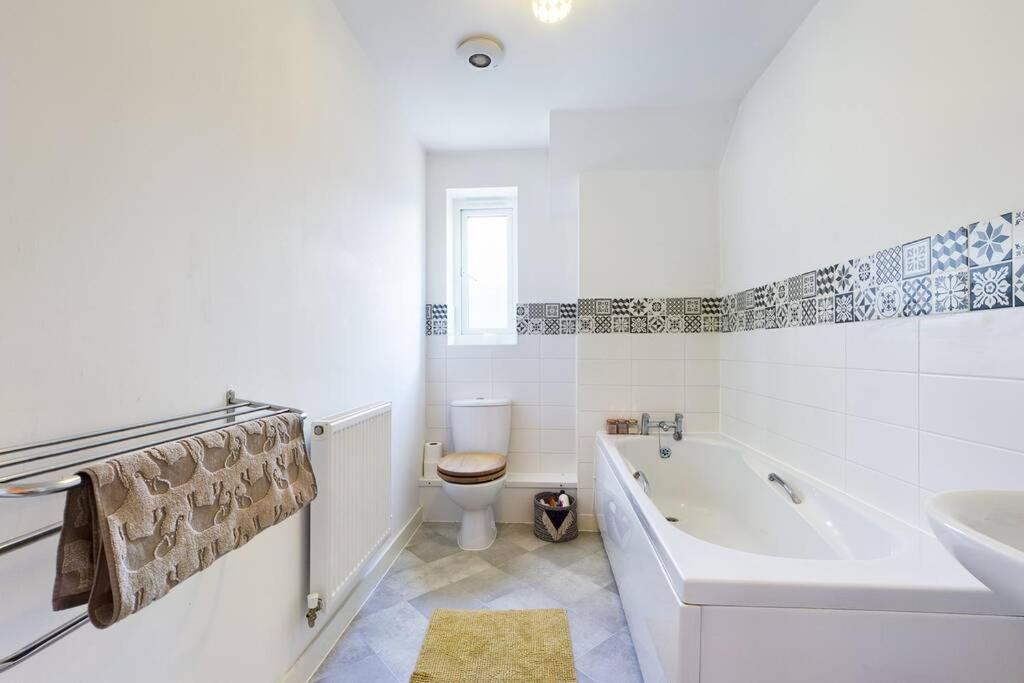 Chic City Centre Apartment With Allocated Parking Swansea Buitenkant foto