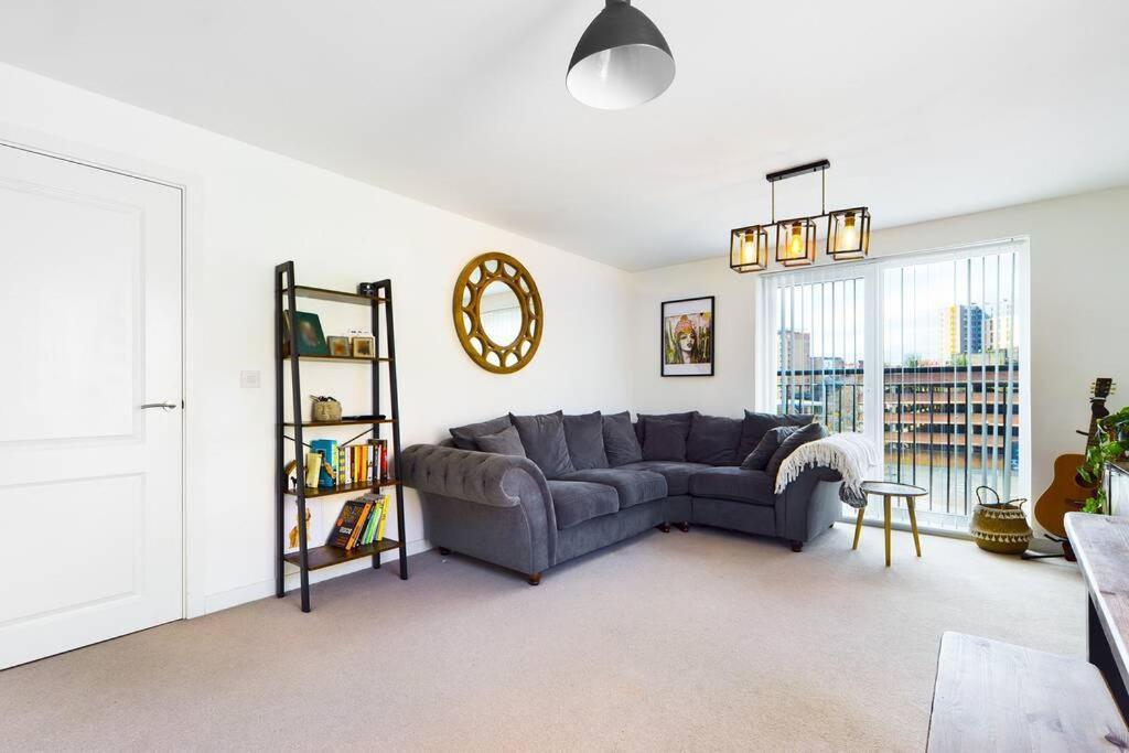 Chic City Centre Apartment With Allocated Parking Swansea Buitenkant foto