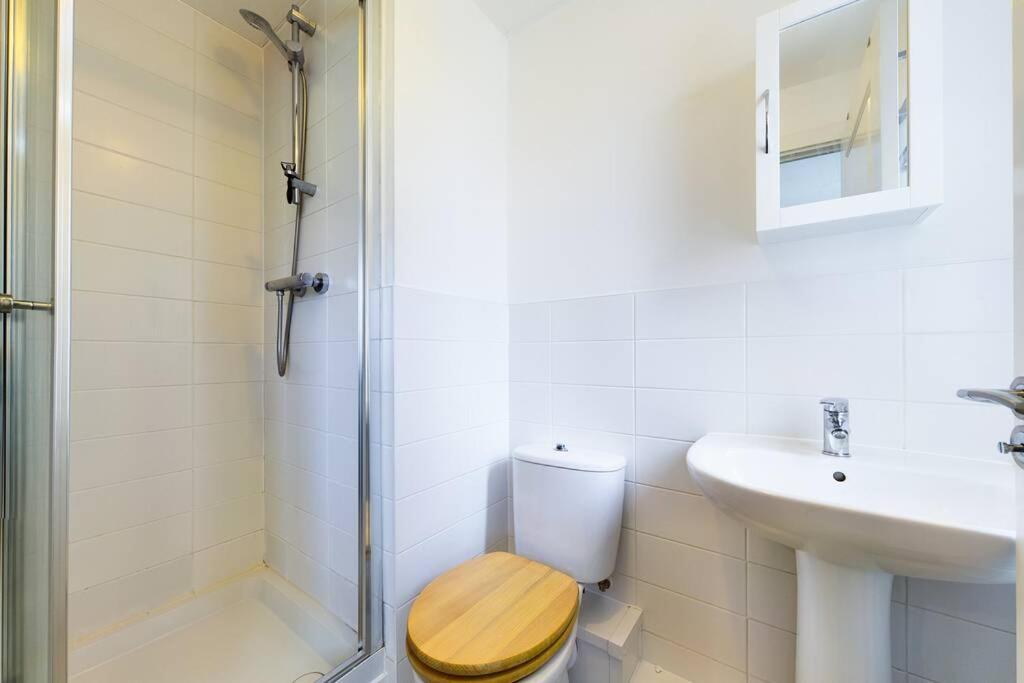 Chic City Centre Apartment With Allocated Parking Swansea Buitenkant foto
