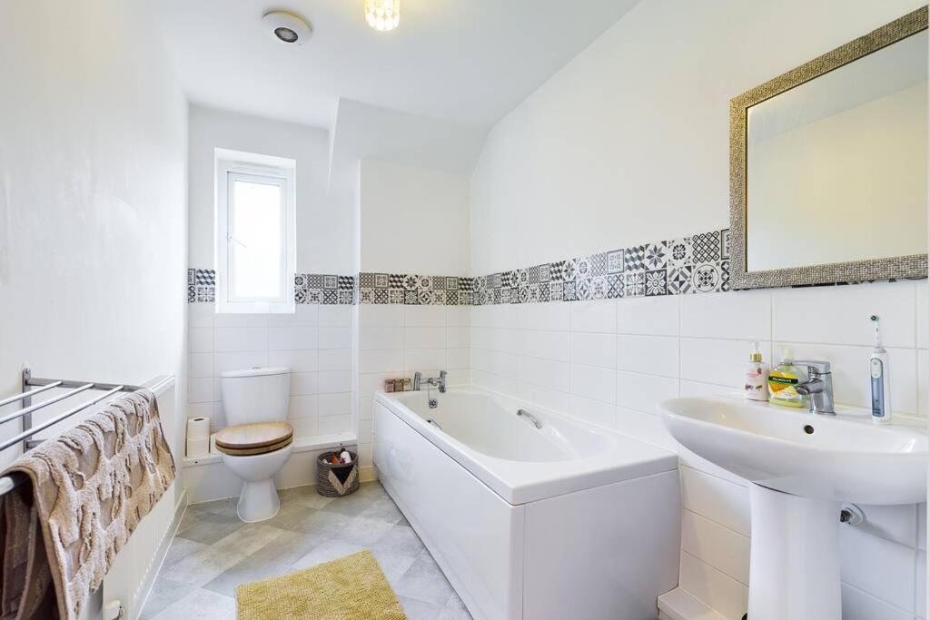 Chic City Centre Apartment With Allocated Parking Swansea Buitenkant foto
