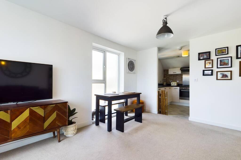 Chic City Centre Apartment With Allocated Parking Swansea Buitenkant foto