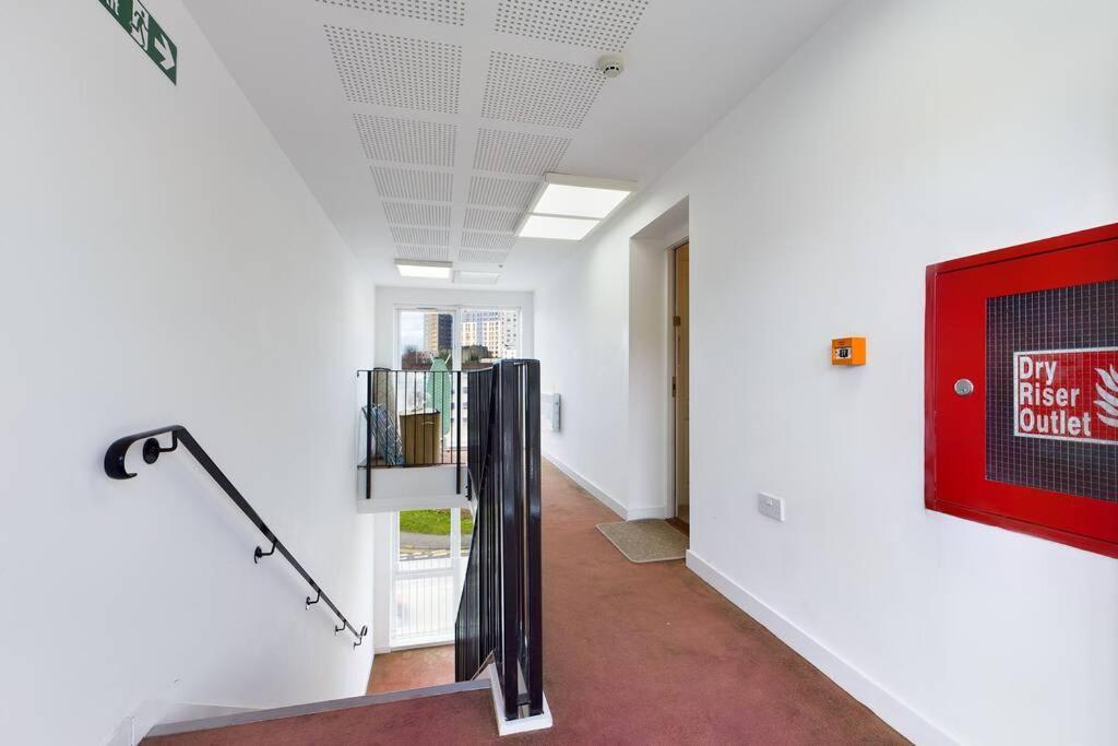 Chic City Centre Apartment With Allocated Parking Swansea Buitenkant foto
